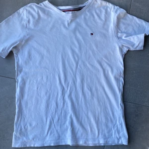Tommy Hilfiger t-shirt - Säljer av mina kläder för billig peng