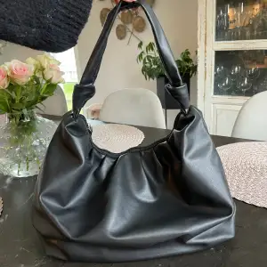 Säljer min superfina svarta väska. Den är väldigt rymlig och har 2 små innerfack samt ett innerfack med dragkedja. Inga tecken på användning.🤍