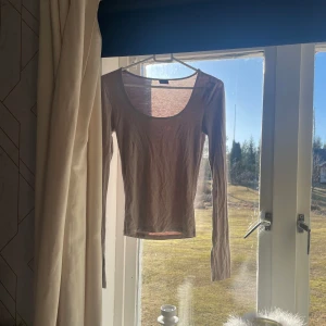 Långärmad topp - Långärmad topp från ginatricot med en fläck på framsidan som jag visar på andra bilden och toppen är i storlek XS