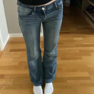 low waist bootcut jeans - jättefina lågmidjade jeans som tyvärr inte kommer till användning. de är uppklippta och passar de som passar petite storlekar, är själv 160cm! storlek 36 men passar även 34. skriv för mer bilder etc💕
