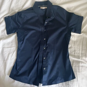 Banana republic kortärmad skjorta - Aldrig använd i väldigt bra skick  I amerikansk storlek 10 vilket ungefär motsvarar M
