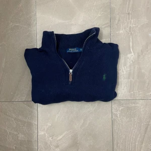 Ralph Lauren halv zip - |Ralph Lauren halv zip|storlek:S|mycket bra skick|nypris:2295kr vårt pris:399kr|modellen på bilden är 180cm|hör av er vid funderingar! Mvh
