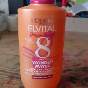 Ett wonder water från L'Oréal som ör o gått andvönt skick.lite mer ön jälften är kvar i flaskan.  Ordinarie priset är runt 80 kr men söljer för 50. Priset kan diskuteras.  Kontakta vid fler funderingar💗