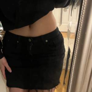 svart jeans kjol från bikbok 🩷