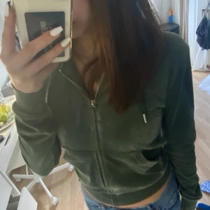 Juicy couture kofta - Jättefin kofta som är i bra skick . Det ända är J på dragkedjan som har gått sönder i tvätten.