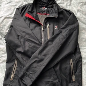 Polo jacka - Polo assn jacka jäkligt skön t våren. Mycket bra skick! Skriv för frågor eller funderingar! Kan gå ner i pris.