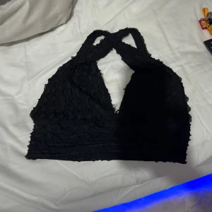 Spets topp  - Använd en gång. Hel tecknade, inget vid brösten syns.  Korsad i ryggen (se bild)  Storlek M men passar L också då den är i väldigt stretchigt material  💕💕