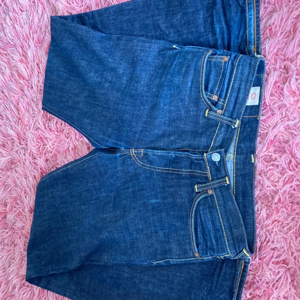 Säljer dessa evisu jeans då de inte riktigt används. Det är i fint skick men har några små slitningar där bak💕. Jeans & Byxor.
