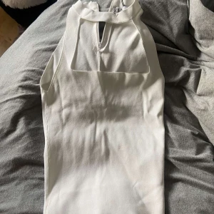 Vit topp - Köpt 2022 från zara men nästan aldrig använd därav inga defekter🥰