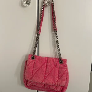 Super snygg väska  - Använd väldigt få gånger så mycket bra skick ❤️ kan bäras på olika sätt 