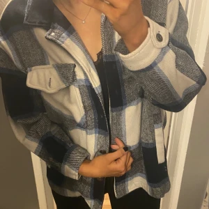 Picknick jacka - Fin jacka som tyvärr inte används utan bara hänger i garderoben. Använd ganska flitigt för 2/3 år sedan men fint skick☺️ den är i storlek L/XL men passar fint på S-M om man vill ha oversized 