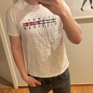 Tommy hilfiger T-shirt  - T-shirt från Tommy hilfiger i storlek S Säljer för den är för liten