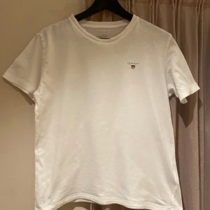 Gant t-shirt vit 2 pack - Säljer två st vita gant t-shirts i storlek 170. Säljes i befintligt skick. Nypris 399kr Mitt pris 149kr