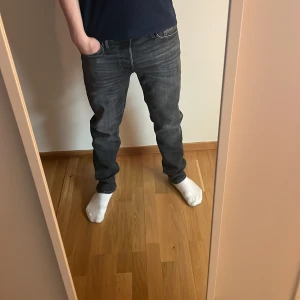 HM jeans  - Säljer min jeans från hm då dem inte kommer till användning storlek 31/32