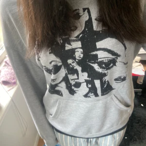 Hoodie med tryck - Bra skick, sitter bra o är skön!