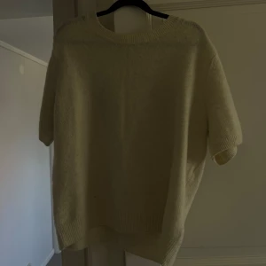 Kortärmad stickad tröja - Säljer då jag inte har någon användning för den, nästan helt oanvänd 