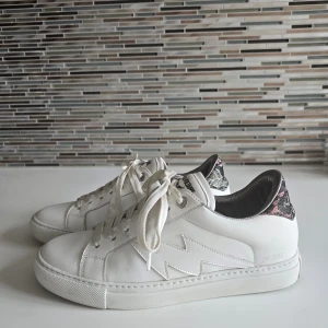 Zadig & voltaire vita sneakers stl 39 - Superfina sneakers från zadig & voltaire.  Knappt använda. Nypris ca 3500/3700 kr 