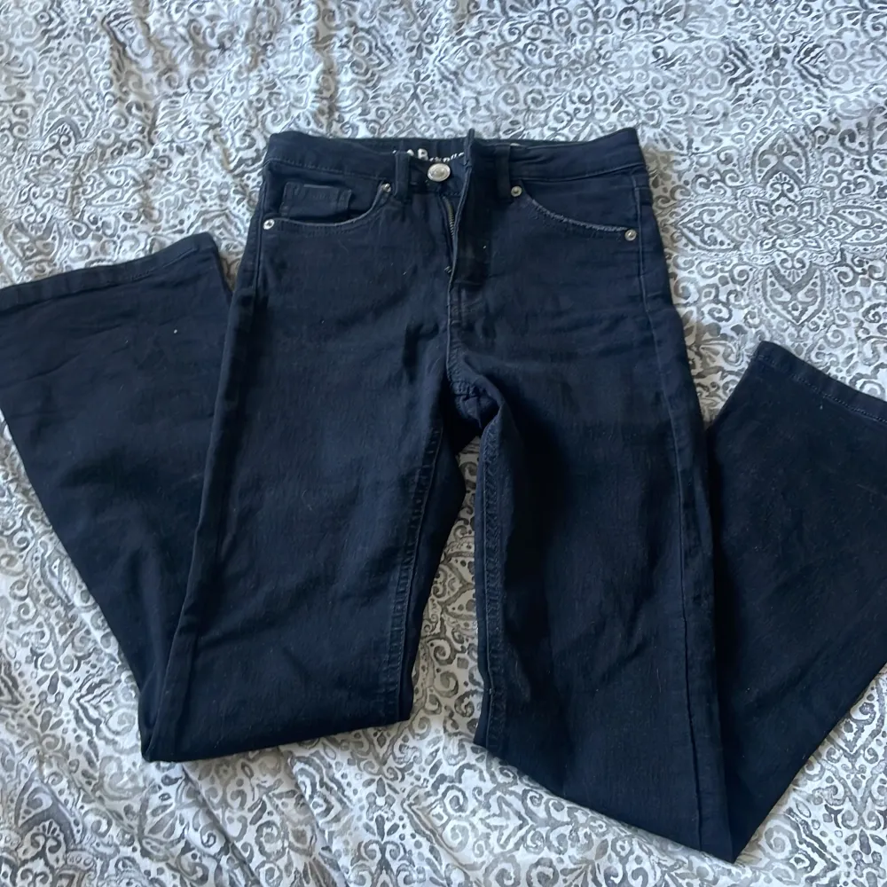 Storlek 140 svarta jeans Bootcut inga defekter. Jeans & Byxor.