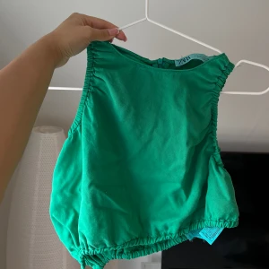 GRÖN TOPP💚 - Jättefin topp med knytdetalj på ena sidan!💚