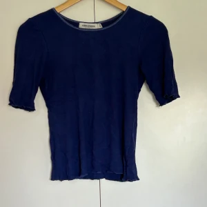 Marinblå t-shirt  - Använd men i bra skick 💗