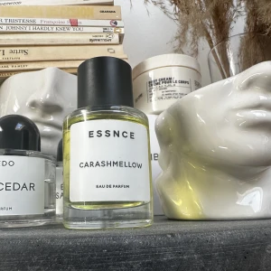 Essnce, Carashmellow - Köptes nyligen, härlig vanilj och kola-doft som är inspirerad av Bianco Latte, men passade inte på mig så säljer därför vidare. Flaskan är endast sprayad när jag provade den så iprincip full (50ml). Nypris 360kr.