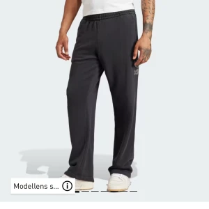 Adidas trefoil  - Nyskick, aldrig använd Säljes då returtiden utgått. Nypris 779 kr. Lite mer oversized, så man ska ta en storlek mindre enligt hemsidan.  Kan ses i Stockholm eller fraktas (betalas av köpare) 