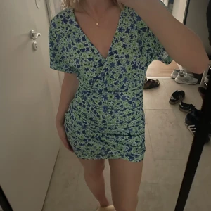 Miniklänning  - Somrig miniklänning från Pull & Bear med en liten resår i midjan som formar superfint. Använd några gånger men inga defekter och ser ny ut, storlek S💗