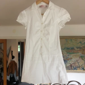 kortärmad blus - Söt blus/klänning från Pretty Girl. Älskar passformen men använder den inte längre (: Skulle säga att den passar XS - S