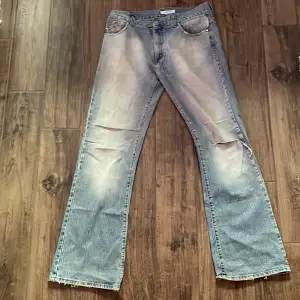 Tja säljer min snygga Gabba jeans som sitter loosefit bootcut i snygg ljus wash. Storlek är 34/34. Skriv om du har några frågor 🙌✍🏻😊