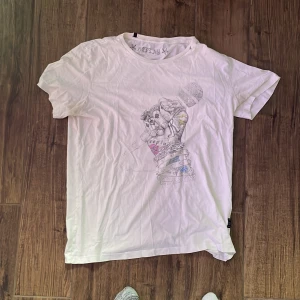 Replay T-shirt Vit - Snygg T-shirt från märket replay i storlek M. Skriv om du har några frågor 🙌✍🏻