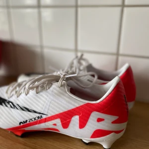  Snygga fotbollsskor  - Säljer dessa grymma fotbollsskor får Nike. Stl 41. nypriset på dessa skor ligger på 1600kr mitt pris 500kr 