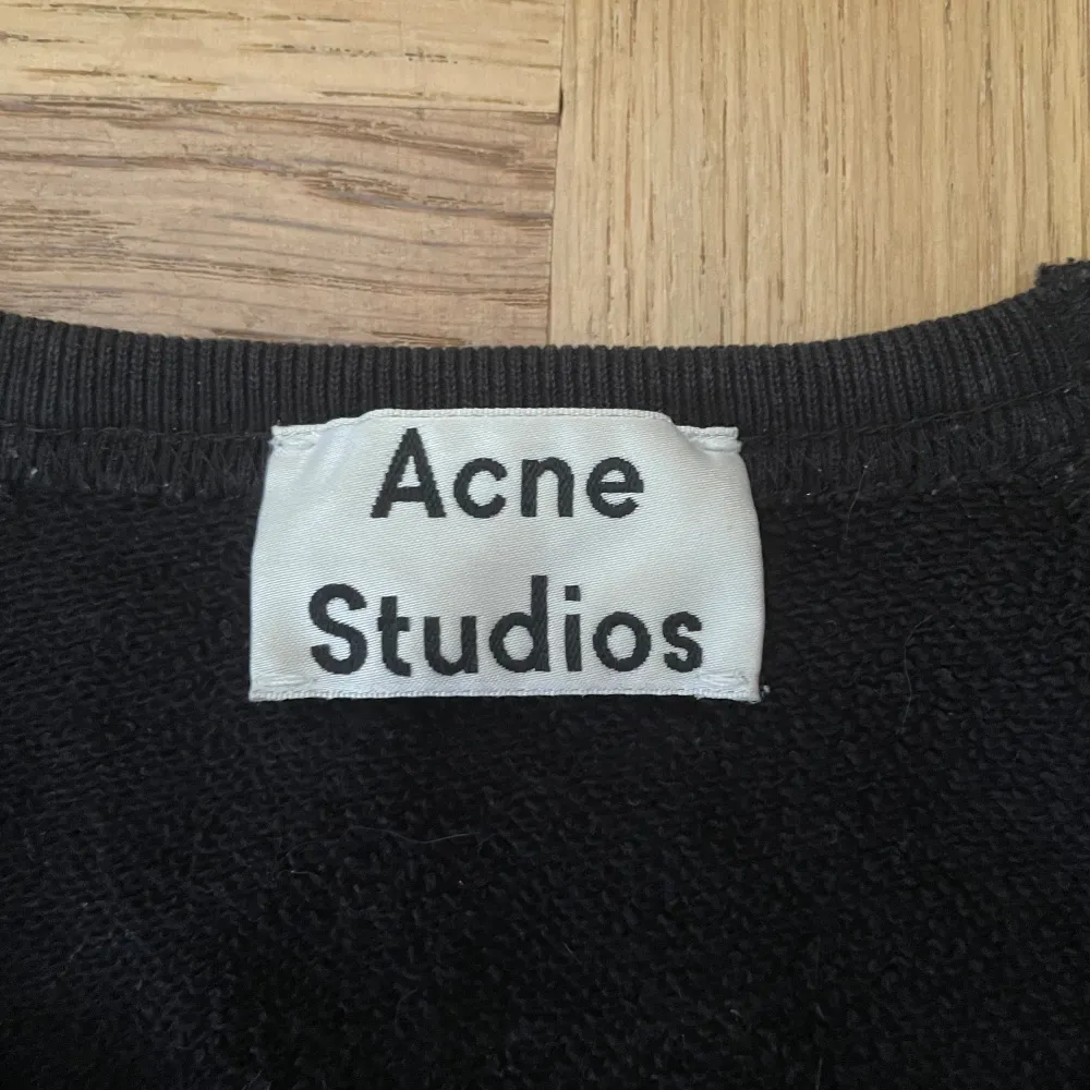 Acne studios ”You First” tröja från AW14. 9.5/10 skick, storlek S & perfekt som övertröja till våren/sommaren💪☀️🌻. Tröjor & Koftor.