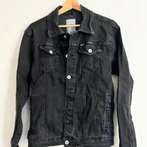 Denim jacket from Solid in black in size S. Normal in fit. The jacket is practically new, no damage whatsover. Fit me perfectly (I’m a skinny guy, 176cm tall and 66kg).