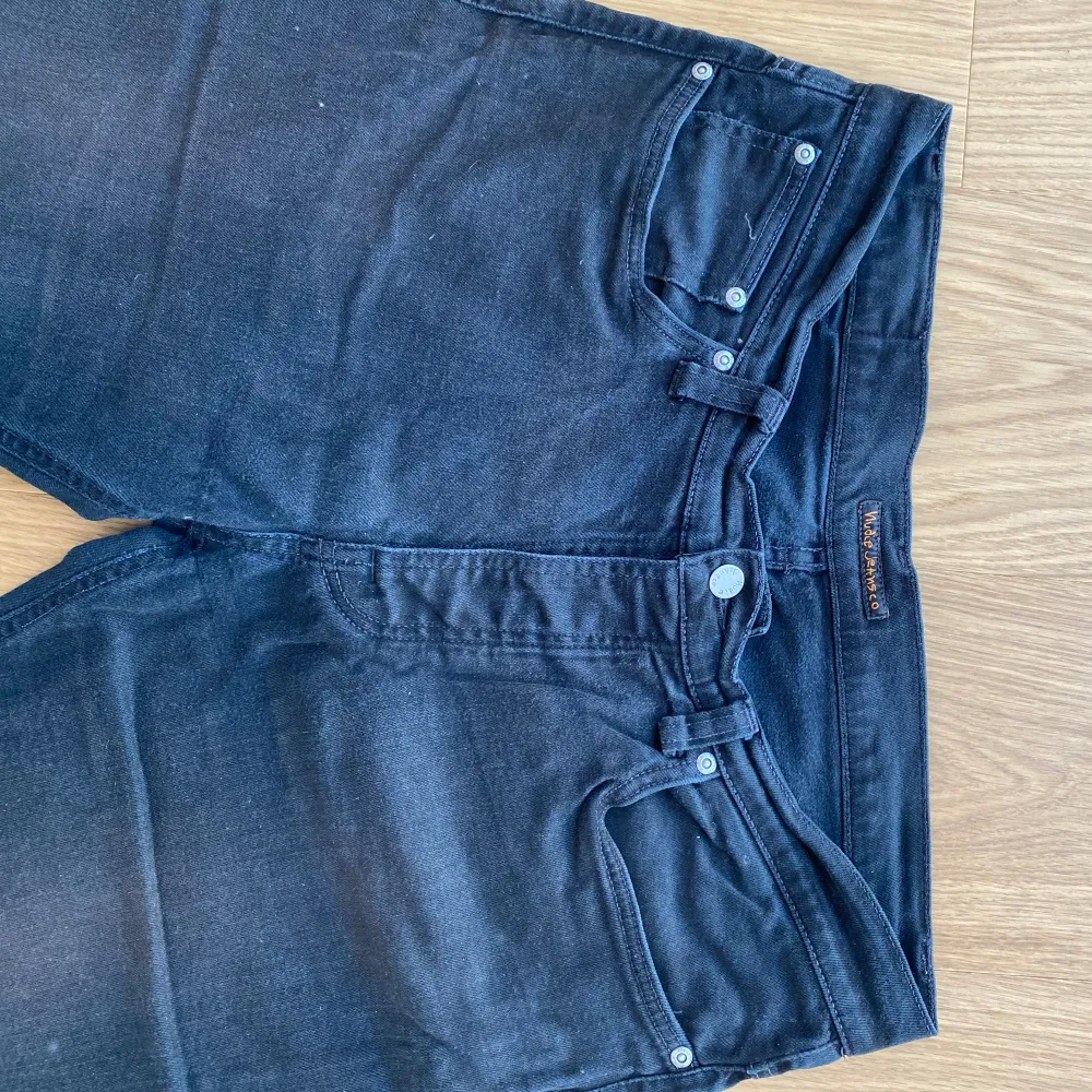 Nudie jeans i riktigt snygg färg! Lite osäker på vad modellen heter eftersom lappen är avklippt! | skick 7/10 lite solblekt | size: midjan= 45cm Längd: 105cm W36 L30 men sitter mer som W34 L30 | fler frågor eller bilder så är de bara att skriva😊. Jeans & Byxor.