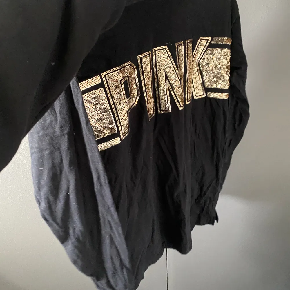 Victoria secret PINK tröja   Lite längre tunnare köpt i london . Hoodies.