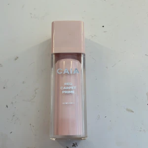 Caia glow primer - Har använt denna typ 4 gånger bara .  Säljer den då jag inte har någon användning av den.