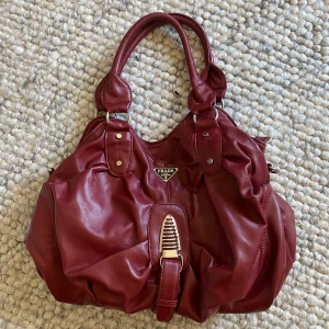 Röd väska - Säljer en asball stor väska i världens coolaste röda färg! Får plats med allt, såsom skoldator och är i toppskick❣️❣️Skriv vid funderingar eller tryck på ”köp nu”