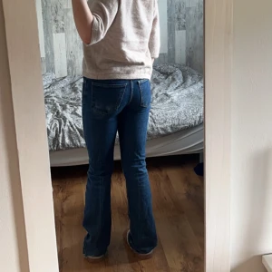 Lågmidjade jeans - Skitsnygga jeans som tyvärr inte kommer till användning, de är lite slitna endast på baksidan, bild 3