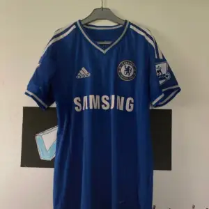 Chelsea FC shirt in Good condition with Hazard on the back. The shirt is in size small