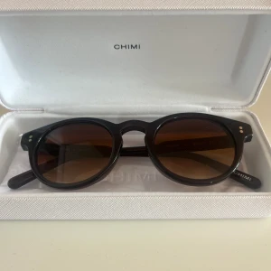 Chimi solglasögon INTRESSEKOLL - Chimi solglasögon 03 Brown. Helt perfekta solglasögon som är i väldigt fint skick och endast använda ett par gånger. Det har läckt saft på fodral men ingen lukt har tillkommit. Fodral har lite svarta kanter. Perfekta till sommaren och är så snygga.