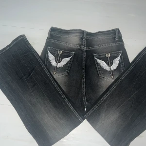 Bootcut jeans med broderad bakficka - Bra skick och knappt använda. Storlek S, ganska stor i storköket men funkar för mig.(bilderna med blåa ist för grå är samma bara fel färg).  Köpta här på Plick men tycker inte riktigt om dem. Skriv ifall man undrar nått elelr vill köpa! ❤️❤️