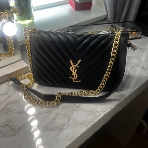 Yves saint Laurent väska ❤️ - Säljer denna fina Yves Saint Laurent väskan som jag köpte i Frankrike, säljs då den inte kommer till användning längre ❤️ köptes för 1500kr och säljer för något bra pris under det❤️