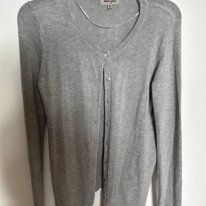 Grå kofta med knappar - Använd 1 gång, som ny.