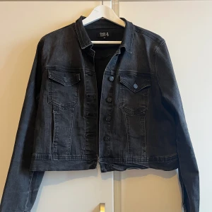 Jeansjacka  - Snygg jeansjacka i storlek XL.  Lite streth kvalite. 