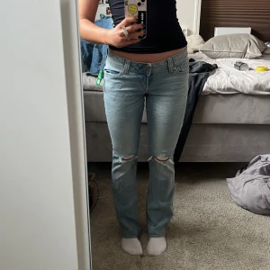 Lågmidjade jeans - Jag är 170 och dom sitter fint i lägnd! Originalpris 800 
