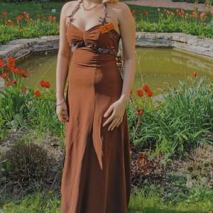 Säljer min underbara bruna balklänning/aftonklänning 🤎 perfekt nu till vårbal eller sittning! 