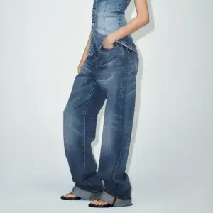 Jättesnygga jeans från zara! Helt nya utan prislapp, säljer då de inte passade tyvärr!💕🍒