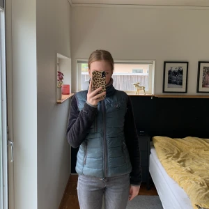 Otroligt snygg Uhip väst som passar för alla  årstider!💓 - Otroligt snygg Uhip väst som passar för alla årstider! Grön Uhip väst som har en väldigt fin passform. Använd men den ser lika dan ut som när jag köpte den. Inga märken eller fläckar. Frakt står för köparen. Skriv privat för fler bilder.💓