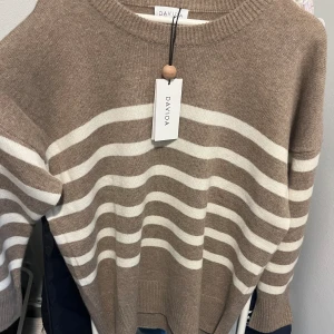 Davida 100% cashmere - 100% cashmere tröja från Davida, aldrig använd med lapparna kvar. Nypris 2799kr. Oversize i passformen så skulle säga att den passar L också.