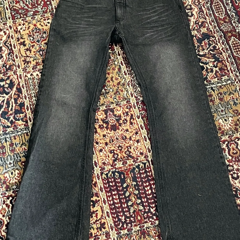 Fett chill bootcut jeans  Innerbenslängd: 84 cm  Total längd: 111 cm  Midja: 41 cm (82 i omkrets). Jeans & Byxor.